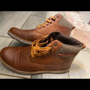 *LIKE NEW* Mens Chukkas